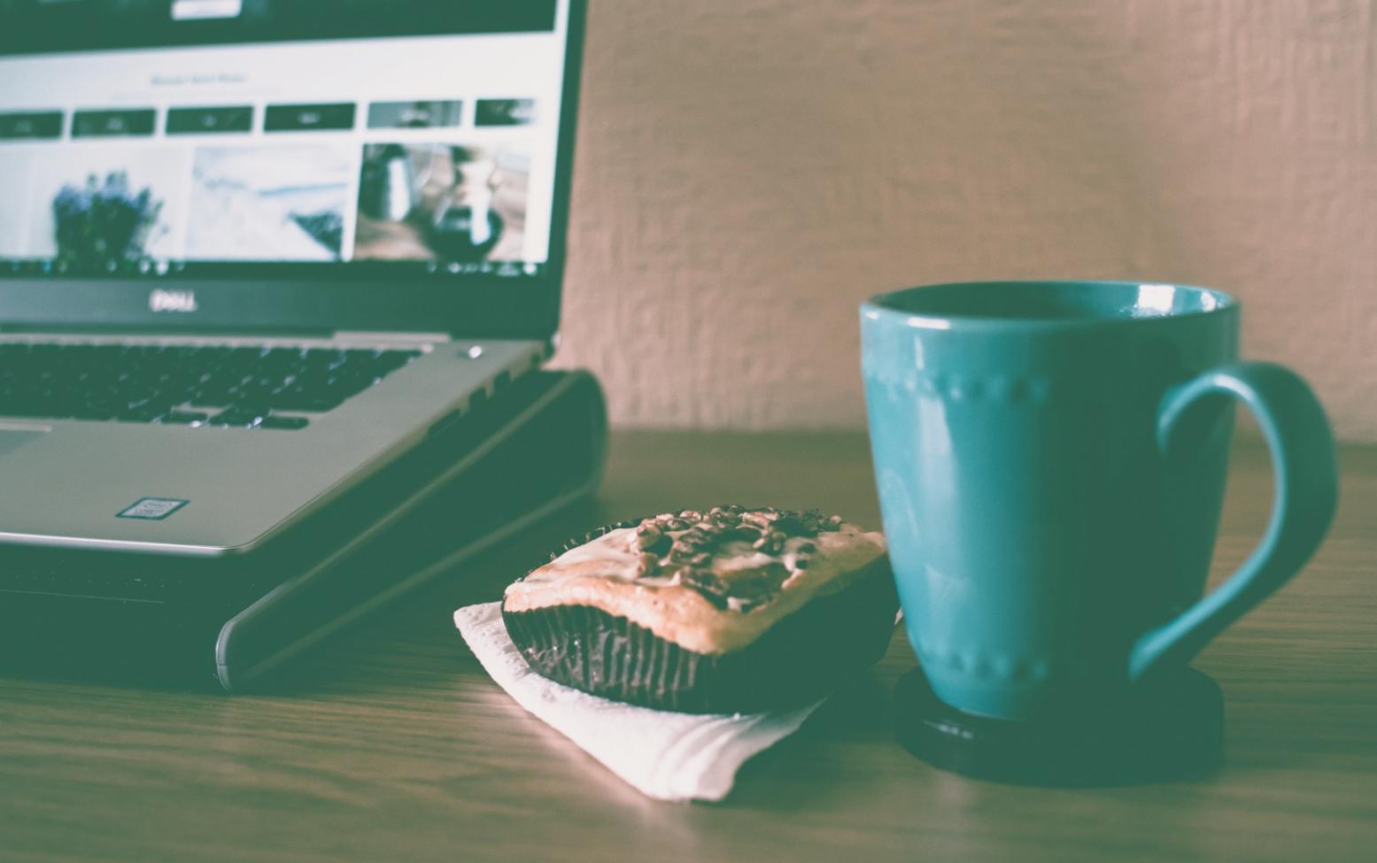 Przestrzeń warsztatowa z laptopami i materiałami szkoleniowymi